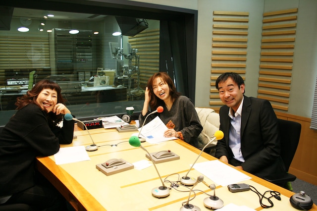 収録後のスタジオの様子。写真左より矢野顕子、清水ミチコ、番組アシスタントを務めるニッポン放送の飯田浩司アナウンサー。