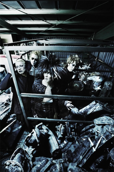 NHKスタッフブログによれば、今回の公開収録への応募数は2万9515通。約20倍の倍率をくぐり抜けた幸運なファンが豪華な競演を目の当たりにした（写真はcali≠gari）。