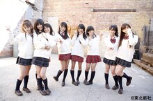 VOL.5＆6「『RIVER』ネ申オリジナルPV撮影inNYC！」で、ビデオ撮影に挑んだメンバー。写真左から高橋みなみ、前田敦子、大島優子、藤江れいな、北原里英、岩佐美咲、佐藤亜美菜、小嶋陽菜。