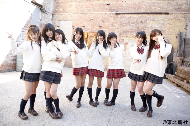 VOL.5＆6「『RIVER』ネ申オリジナルPV撮影inNYC！」で、ビデオ撮影に挑んだメンバー。写真左から高橋みなみ、前田敦子、大島優子、藤江れいな、北原里英、岩佐美咲、佐藤亜美菜、小嶋陽菜。