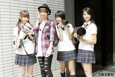 VOL.1＆2「FLASH記者になって袋とじを作れ！」にて、スクープ写真撮影に挑んだメンバーたち。写真左から小嶋陽菜、篠田麻里子、宮澤佐江、秋元才加。