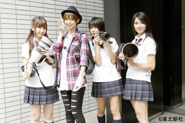 VOL.1＆2「FLASH記者になって袋とじを作れ！」にて、スクープ写真撮影に挑んだメンバーたち。写真左から小嶋陽菜、篠田麻里子、宮澤佐江、秋元才加。