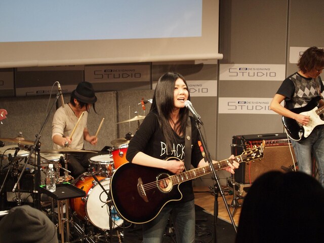 バンドを従え堂々とした歌声を響かせた舞花。「こんなに自分の中にある気持ちや思いが、曲に乗って伝わっていくことが実感できたのは初めてで、とても気持ちよく演奏することができました！」と感想を語った。