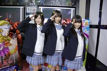 サンライズ本社ロビーにて、ケロロ軍曹の敬礼ポーズを取るケロロガールズ（写真左から矢神久美、向田茉夏、松下唯）。SKE48の中でも2次元／アニメ好きとして知られる松下唯は、ケロロ軍曹の作品にかかわることができ大感激だという。