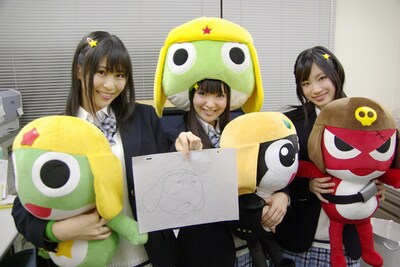 ケロロ軍曹の制作現場にて。向田（写真左）が手にもっているのは、3人が褒められた原画をトレースをした用紙（ケロロ軍曹の顔）。