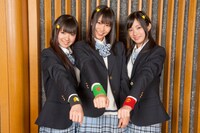 特製のリストバンドを身につけたケロロガールズ（写真左から松下唯、向田茉夏、矢神久美）。