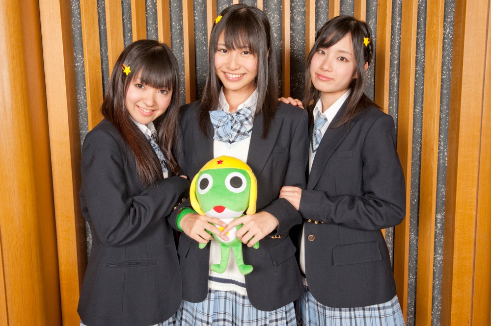 ケロロ軍曹のぬいぐるみを持って記念撮影するケロロガールズ。