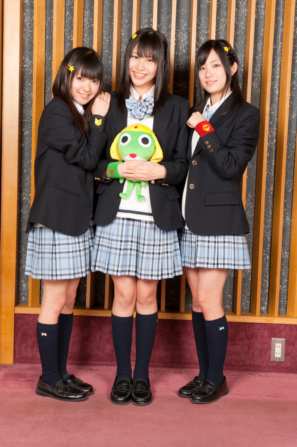 ケロロ軍曹のぬいぐるみを持って記念撮影するケロロガールズ。