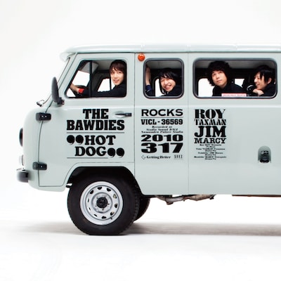 現在、4月リリース予定のニューアルバムをレコーディング中のTHE BAWDIES。オフィシャルブログ「Everybody clap your hands!」には、レコーディング中に撮影されたほほえましいオフショット写真が、進捗状況とともに多数掲載されている（写真はシングル「HOT DOG」ジャケット）。