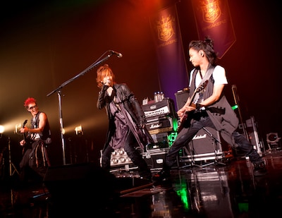 強力なバンドアンサンブルを鳴らしたBREAKERZ。なお、この日緊急発表された2月15日のライブのチケットは既に完売している。