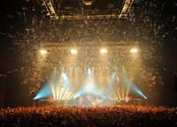 アンコール4曲目「GRAND FINALE」では特殊効果の銀テープが発射。スペシャルな夜を彩った。