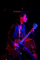 ギターを弾くAKIHIDE。愛称は「AKI様」。好きなバンドを明かしたコーナーでは「今日は親戚のおじさんが観にきてくれていて、ある意味一番“原点回帰”してる日かも」と語った。