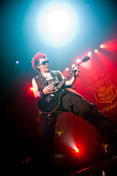 ギターを弾くSHINPEI。愛称は「シンピー」。MCの際にマイクを横に置き「最後までぶち上がるぞー!!」と叫ぶなど、熱い一面も。