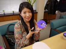 念願の工場見学＆サイン記入に大満足の表情を浮かべるみのりん。