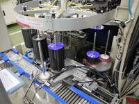 次々とプレスされていく「Sing All Love」CD盤。