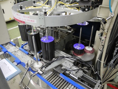 次々とプレスされていく「Sing All Love」CD盤。