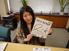 工場スタッフにもサイン色紙をわたすみのりん。「みのりんフォント」とも呼ばれる独特の文字が並ぶ。