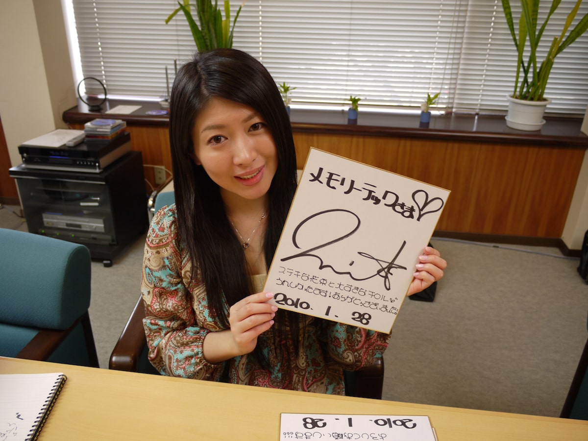 工場スタッフにもサイン色紙をわたすみのりん。「みのりんフォント 