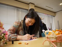 楽しそうにサインを書き込むみのりん。