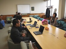 工場内のオフィスで詳しい説明に耳を傾けるみのりん。