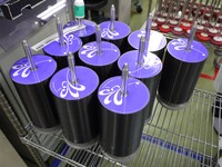 大量にプレスされた「Sing All Love」。このあと1枚ずつケースの中に収納されていく。