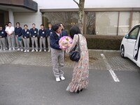 花束を受け取るみのりん。