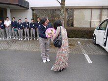 花束を受け取るみのりん。