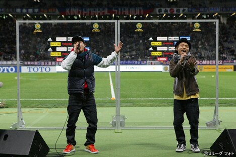 2月6日に味の素スタジアムで行われた東アジアサッカー選手権開幕戦で「再恋STORY」を熱唱する風流～fool youの2人。