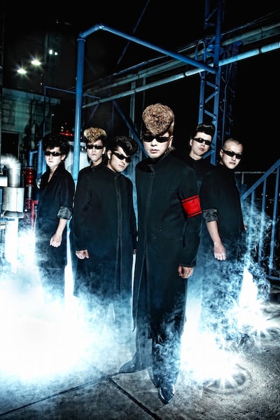 綾小路翔（写真右から3番目）