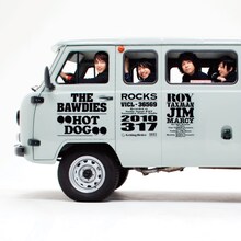 本日3月17日、ニューシングル「HOT DOG」（写真）をリリースしたTHE BAWDIES。シングルの初回限定盤には特典DVDが付属するほか、招待制アコースティックツアーに応募できるハガキが封入される。