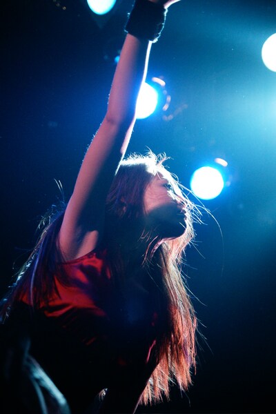 静と動を巧みに使い分けた演奏で、観る者を圧倒したHEAD PHONES PRESIDENT（写真はボーカルのANZA）。