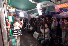 雨にも負けず披露された東京女子流のオリジナル曲「キラリ☆」は、2月17日よりmu-moにて先行着うた配信が決定。本日2月13日には、結成以来2回目となるライブ「LIVE*002 バレンタインプレパーティー」が渋谷O-nestで開催される。