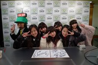 番組を終え、安堵の表情を見せる東京女子流の5人。写真後方左は番組DJのTomoaki、後方右はアシスタントの早野薫。