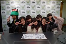 番組を終え、安堵の表情を見せる東京女子流の5人。写真後方左は番組DJのTomoaki、後方右はアシスタントの早野薫。