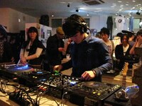 写真は昨年行われたアルバム「シンシロ」試聴会の様子。