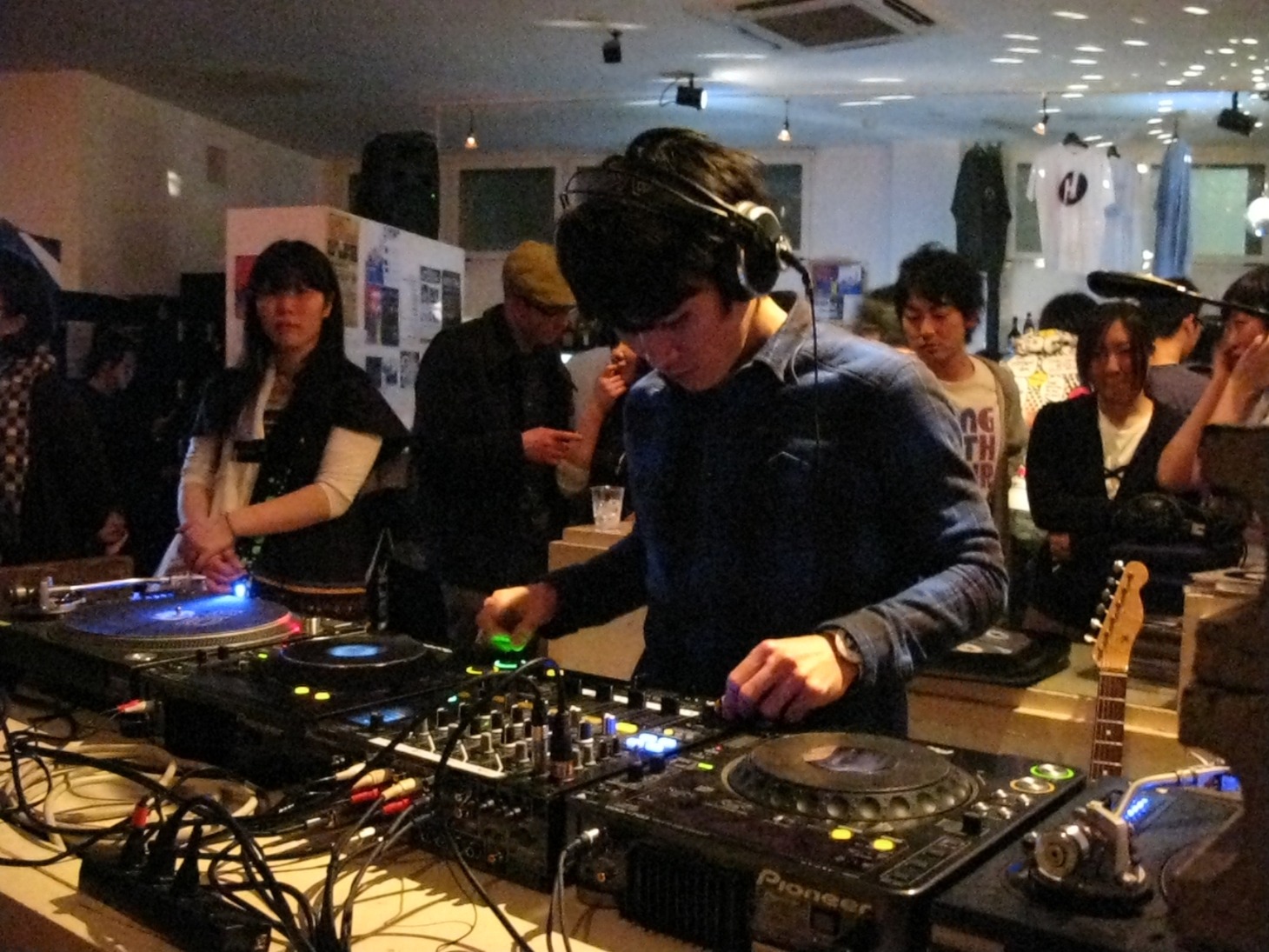 写真は昨年行われたアルバム「シンシロ」試聴会の様子。