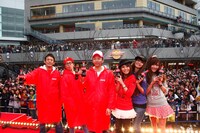 観客をバックにイベント出演者全員での記念撮影。この日のステージの模様は、「コカ・コーラ ハッピー バレンタインズ デー 2010」公式サイトで後日紹介される。