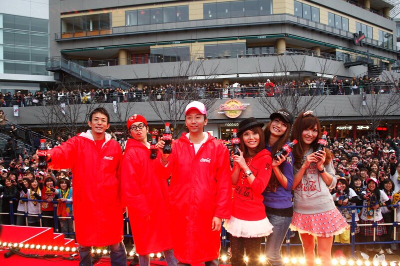 観客をバックにイベント出演者全員での記念撮影。この日のステージの模様は、「コカ・コーラ ハッピー バレンタインズ デー 2010」公式サイトで後日紹介される。