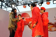 抽選会で選ばれた幸運な参加者には、FUNKY MONKEY BABYSからコカ・コーラが手渡された。