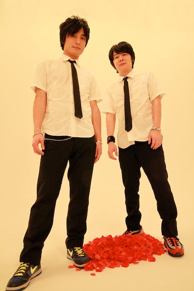 マル（Vo, Prog/写真左）とDie（TB-303, Prog/右）の2人からなるユニット、HONDALADY。足下にはなぜか真っ赤な花びらが。