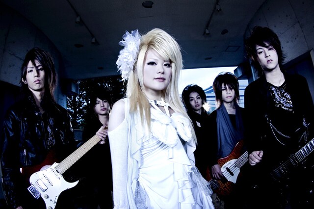 ちなみにドラマ「左目探偵EYE」でブルーヘブンが披露した楽曲は、ドラマ内で発生する事件と関連した内容で、すべてLIGHT BRINGERが書き下ろした。