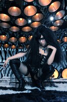 悩殺ポーズでこちらを挑発するゼブラクイーン＝仲里依紗。