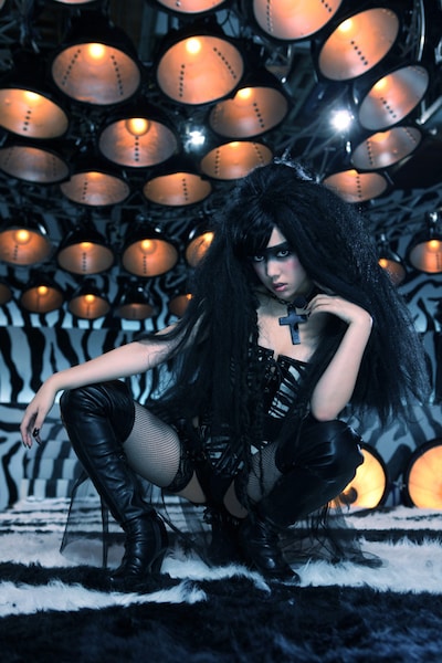 悩殺ポーズでこちらを挑発するゼブラクイーン＝仲里依紗。