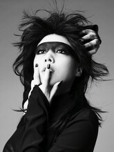 物憂げな目で遠くを見つめるゼブラクイーン。