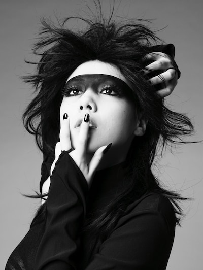 物憂げな目で遠くを見つめるゼブラクイーン。