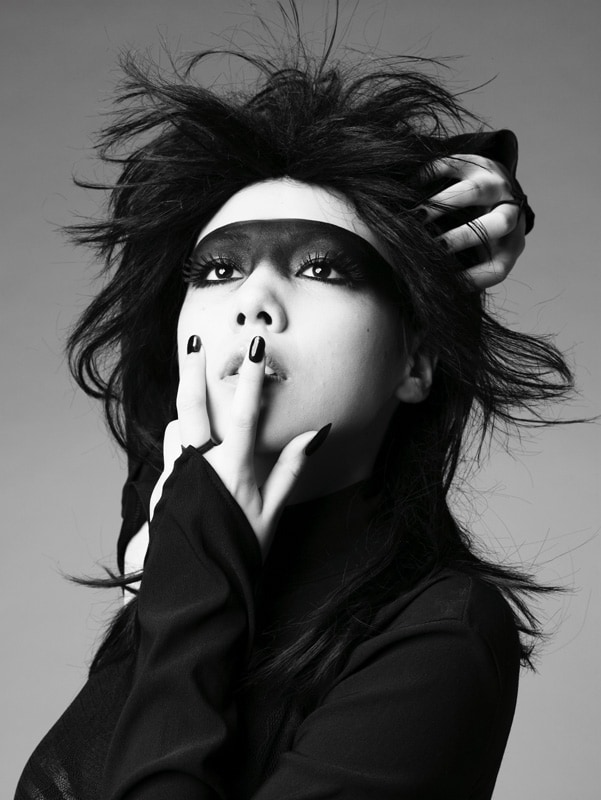 物憂げな目で遠くを見つめるゼブラクイーン。