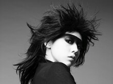 ジャックナイフのように鋭い表情で振り向くゼブラクイーン。