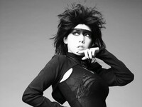 不思議なポーズで構えるゼブラクイーン。