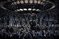 サイケデリックなゼブラ柄のステージで歌うゼブラクイーン。