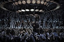 サイケデリックなゼブラ柄のステージで歌うゼブラクイーン。